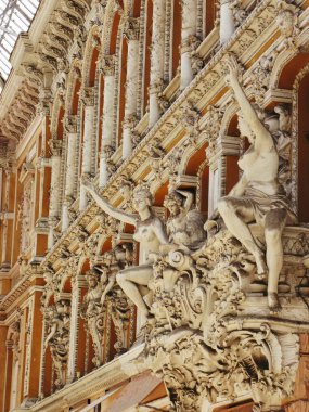 Klasik heykeller ve dekoratif oymalarla süslenmiş karmaşık bir barok mimari görünüş.