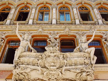 Mitolojik kadın heykelleri ve açık pencereli barok cephe