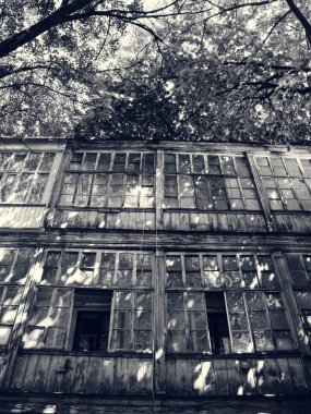 Kırsal bir binanın dış tarafındaki klasik cam pencerelerin geometrik deseni