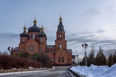 Uzun ve sessiz bir kış yoluna çıkan görkemli dini mimarinin manzarası.