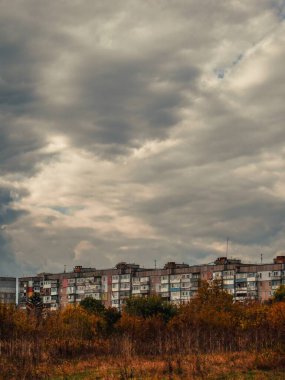 Altın sonbahar ağaçları ve kuru çayır otları arasında yerleşim bölgesi manzarası