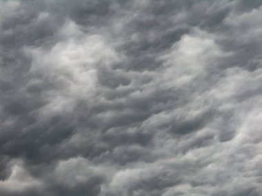 Kalıplaşmış fırtına bulutları dramatik gri gökyüzü arkaplanı oluşturuyor