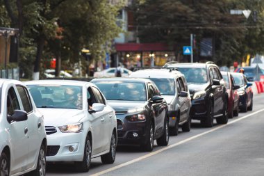 Kalabalık saatlerde araçların sıkıştığı yoğun şehir ulaşımı sahnesi