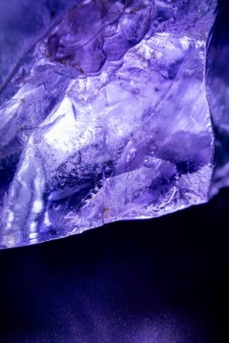 Sanatsal makro çekim floritin iç yapısını ve sihirli parıltısını ortaya çıkarıyor.