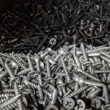 Karmaşık metalik çığ, yoğun bir bolluğa yakalanmış çelik vidalardan oluşuyor.