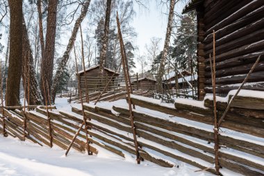 Ahşap çit ve giriş Kabin