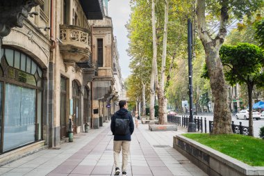 Rustaveli Bulvarı, Tiflis 'in ana caddesi. Rustaveli Bulvarı, şehrin en önemli yerlerinden biri. Tiflis, Gürcistan - 5 Ekim 2025