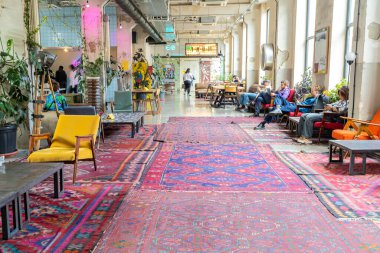 Tiflis, Gürcistan - 5 Ekim 2025: Eklektik endüstriyel tasarım ve yaratıcı sosyal mekanların yer aldığı Tiflis 'teki Fabrika Hostel' in iç lobi görüşü. Tiflis 'teki Fabrika Pansiyonu.