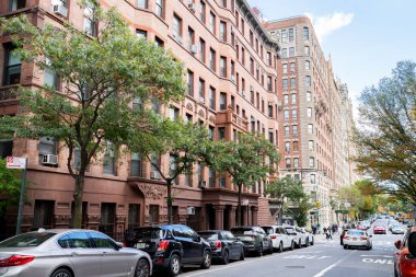 New York, ABD - 25 Ekim 2025: Manhattan, New York 'ta Yukarı Batı Yakası Caddesi. Manhattan, New York 'taki barışçıl Yukarı Batı Yakası mahallesi evi ile tanınır..