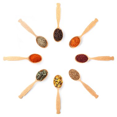 Bir tahta kaşık üzerinde 8 baharat koleksiyonu