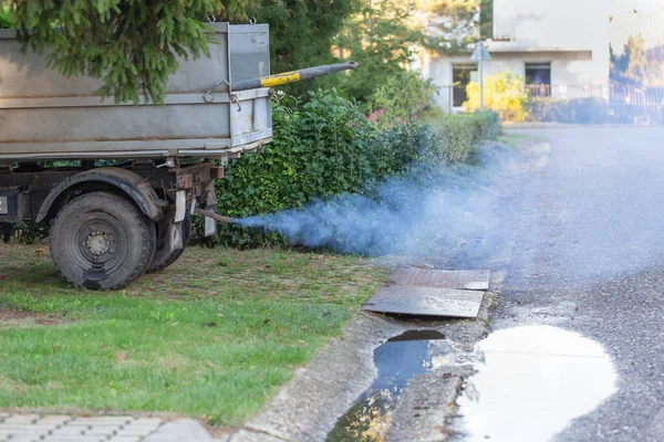 Kamyon egzoz borusundan çıkan zehirli duman. Kamyon kırsala park etmiş. Toksik egzoz çevreyi kirletiyor. Ekolojik kavram. Seçici odak