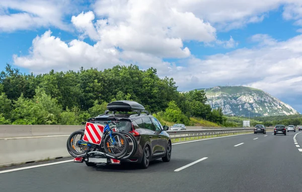 Voiture Noire Avec Coffre Bagages Sur Toit Porte Vélos Coffre — Photo