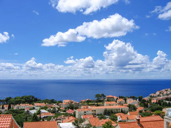Gyönyörű kilátás Dubrovnik óvárosi háztetők, a tenger és az ég fehér felhők — Stock Fotó