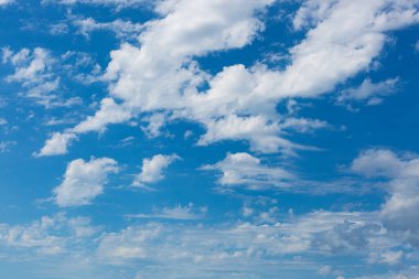 Kabarık kümülüs ve sirrus bulutlarıyla güzel mavi gökyüzü arkaplanı