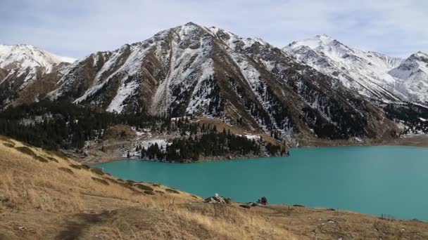 Panorama fondo de hadas amaizing bellísima naturaleza lago paisaje alto en las montañas — Vídeos de Stock