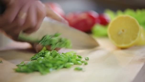 Koch schneidet und schneidet frische grüne Zwiebeln — Stockvideo