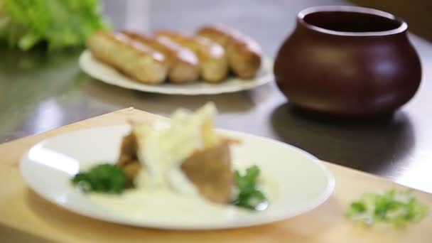 Подача смоляного соуса к горячей картофельной тарелке в пиджаке — стоковое видео