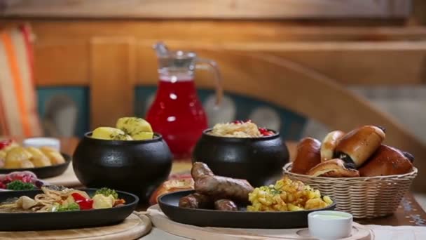 Schieberegler-Panorama frischer heißer Kartoffelgerichte in der morgendlichen Landschaft schön gedeckter Tisch — Stockvideo