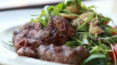 ruccola sığır eti ve kiraz domates lüks restoranda romantik bir akşam yemeği için taze sulu salata