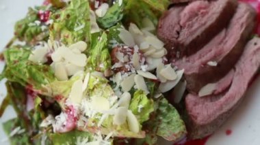 lüks iştah açıcı et ve badem ve parlak berry sos ile taze salata yemek lüks romantik akşam yemeği için restoranda servis