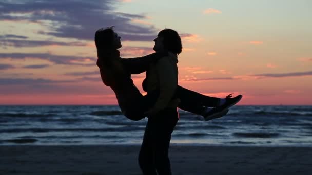 Caduto in amore coppia di famiglia che balla al tramonto sul mare sfondo — Video Stock