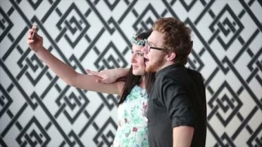 Selfi ve komik palyaçoluk mutlu düğün partisi kutlama slowmotion gösterilen dans iki güzel genç yapmak