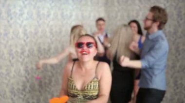 Benim üzerime stil slowmotion portre. Poz sopa dudaklar, maske, bıyık aksesuarları ile gençler. Gençler heve partide eğlenceli ve poz fotoğraf makinesi slowmotion olarak