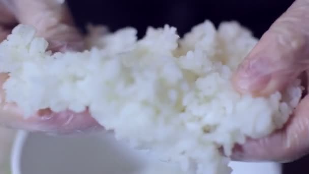 Sushi chef preparing rice for sushi roll — Stock Video