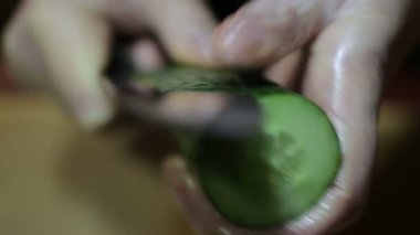 Rulo suşi yapmak için taze salatalık doğrama