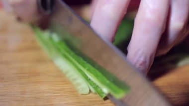 Vejetaryen suşi roll yapmak için taze salatalık doğrama