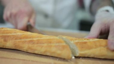 Şef huysuz baget ekmek dilimleme