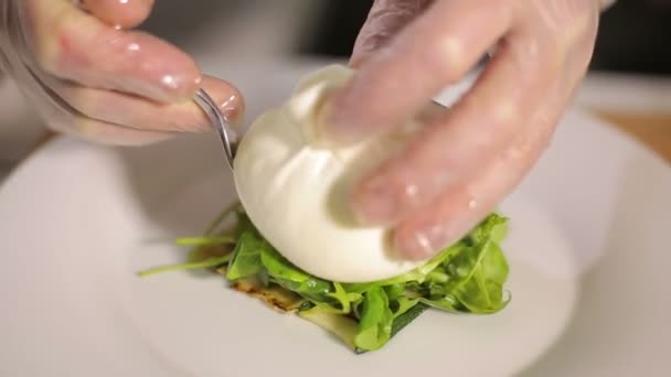 Сыр буррата со свежей рукколой и жареными цуккини — стоковое видео