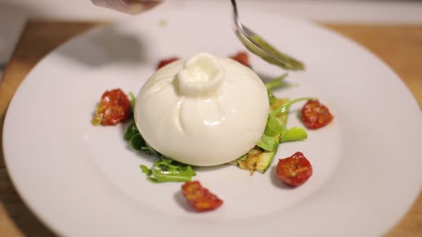 Burrata kaas geserveerd met gebakken cherry tomaten in luxe restaurant — Stockvideo