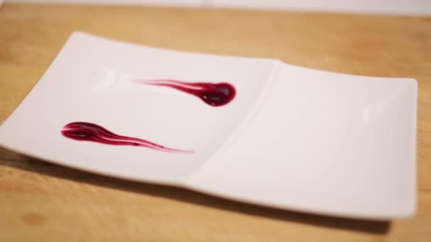 Zoete berry saus op witte plaat in luxe restaurant — Stockvideo