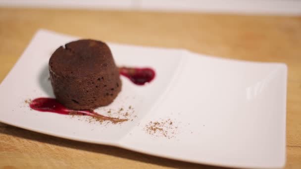 Fondant de chocolate servido con salsa de bayas dulces — Vídeos de Stock