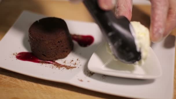 Fondant de chocolate servido con salsa de bayas dulces y helado — Vídeo de stock