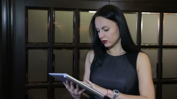 Successful business woman working at tablet and smiling at camera in an expensive luxury interior — Stock Video