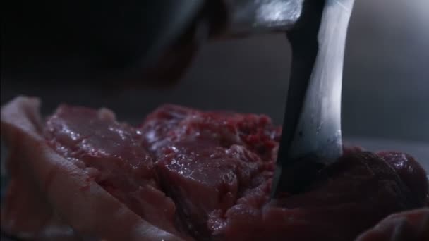 Jugoso pedazo de carne cortada con un hacha — Vídeo de stock