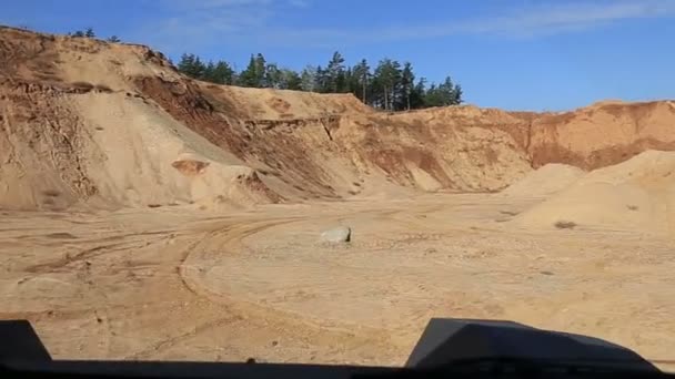 La vue depuis la cabine des chauffeurs hors route qui roule sur les dunes de sable — Video