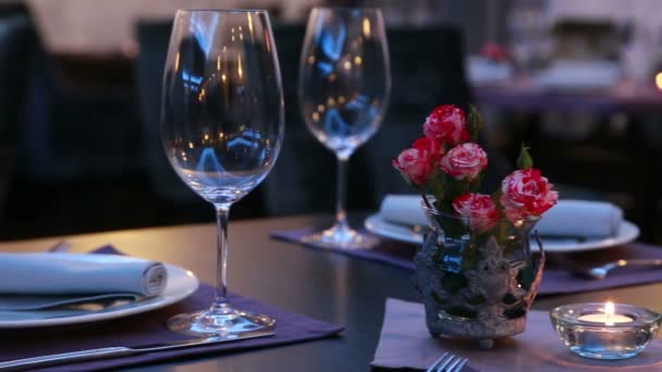 Diseño de mesa de restaurante de lujo con rosas rojas para una cena romántica — Vídeos de Stock