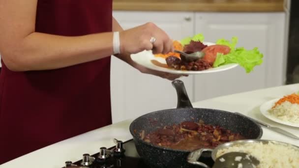 Serving dishes from baked beans and fresh vegetables — Stock Video