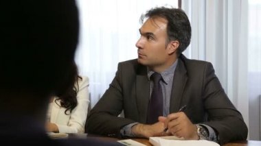 Yöneticisi konuşan ve bir iş toplantısında dinler