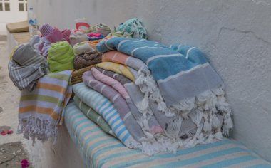 Yaz stili keten büyük yığını. Yığını ve farklı renklerde keten rulo