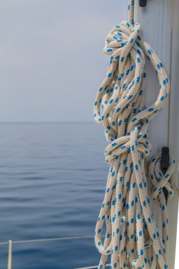 Deniz halatlar üzerinde bir yat tekne direği