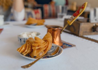  Türk kahvesi ile pakhlava, baklava tatlılar