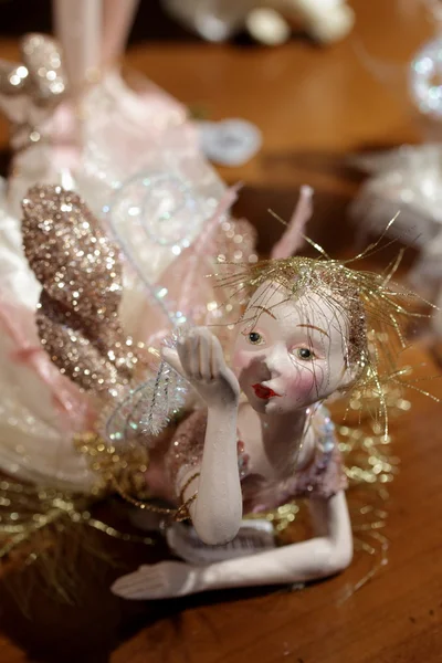 Figura de um anjo decorando uma árvore de Natal — Fotografia de Stock