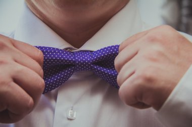 Adam kravatını düzeltiyor