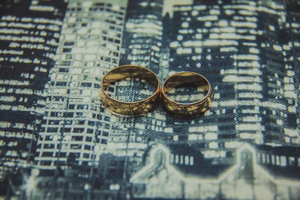 Anéis de casamento para noiva e noivo — Fotografia de Stock