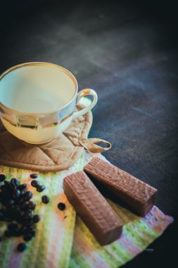 Kahve çekirdekleri masada.