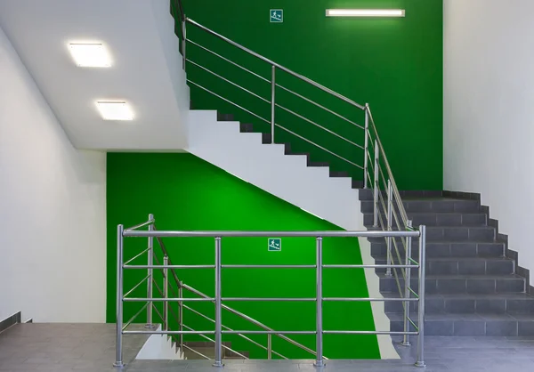 Escadaria de edifícios de escritórios — Fotografia de Stock